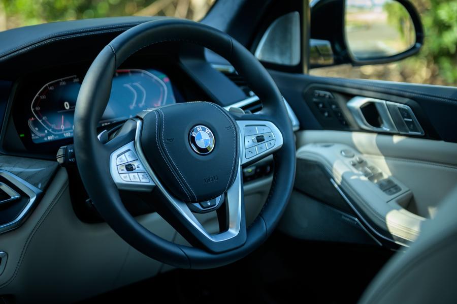 Интерьер BMW X7 xDrive35d Design Pure Excellence (G07) 2019 года  (JP) (фото 11 из 21)